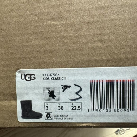 UGG Kids Classic II Boot Black Size 3 M Big Kid - Picture 6 of 6